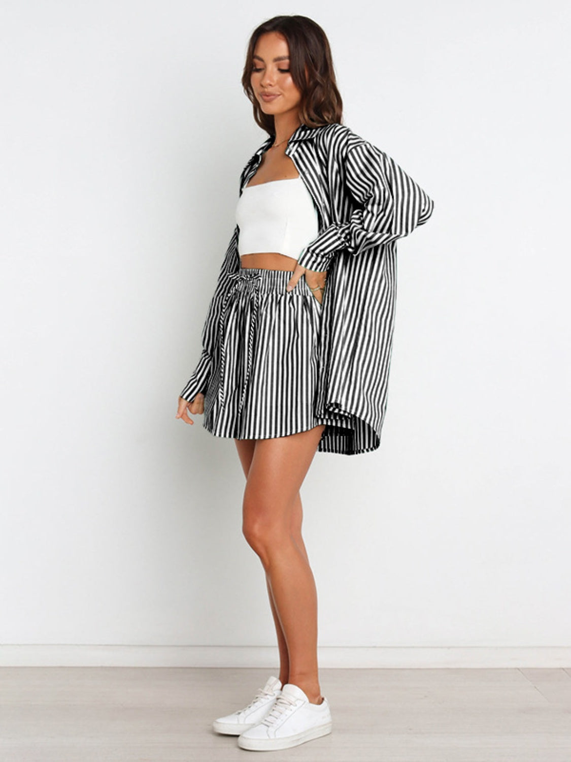 Conjunto de camisa y pantalones cortos a rayas con hombros caídos