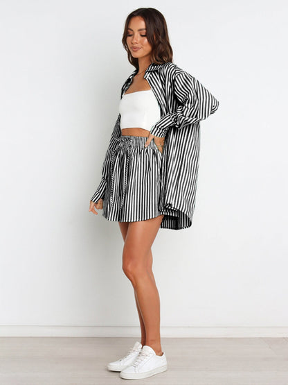 Conjunto de camisa y pantalones cortos a rayas con hombros caídos