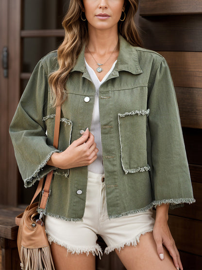 Chaqueta vaquera con botones y dobladillo sin rematar