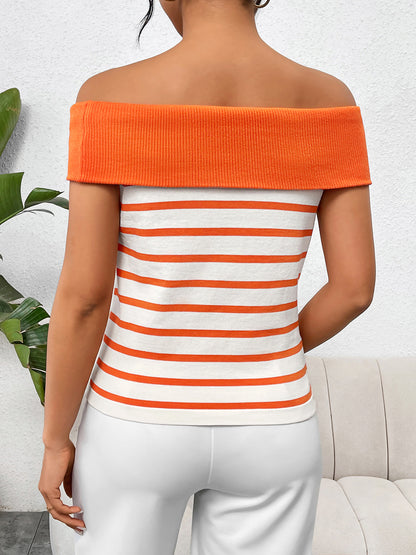 Blusa de punto con hombros descubiertos y rayas con botones decorativos