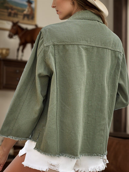 Chaqueta vaquera con botones y dobladillo sin rematar