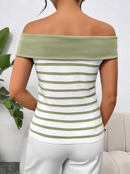 Blusa de punto con hombros descubiertos y rayas con botones decorativos