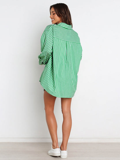 Conjunto de camisa y pantalones cortos a rayas con hombros caídos