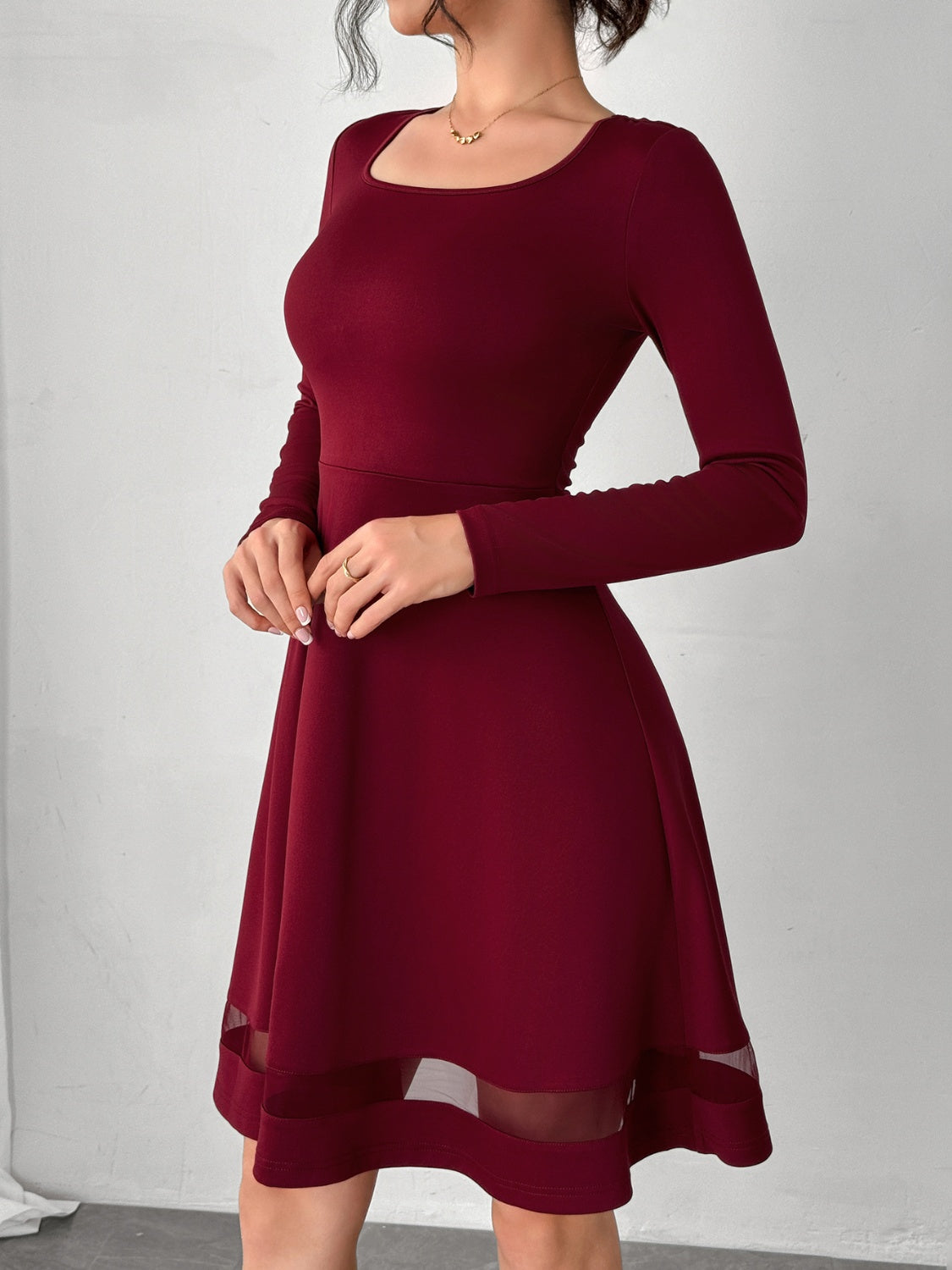 Vestido mini de manga larga y escote cuadrado