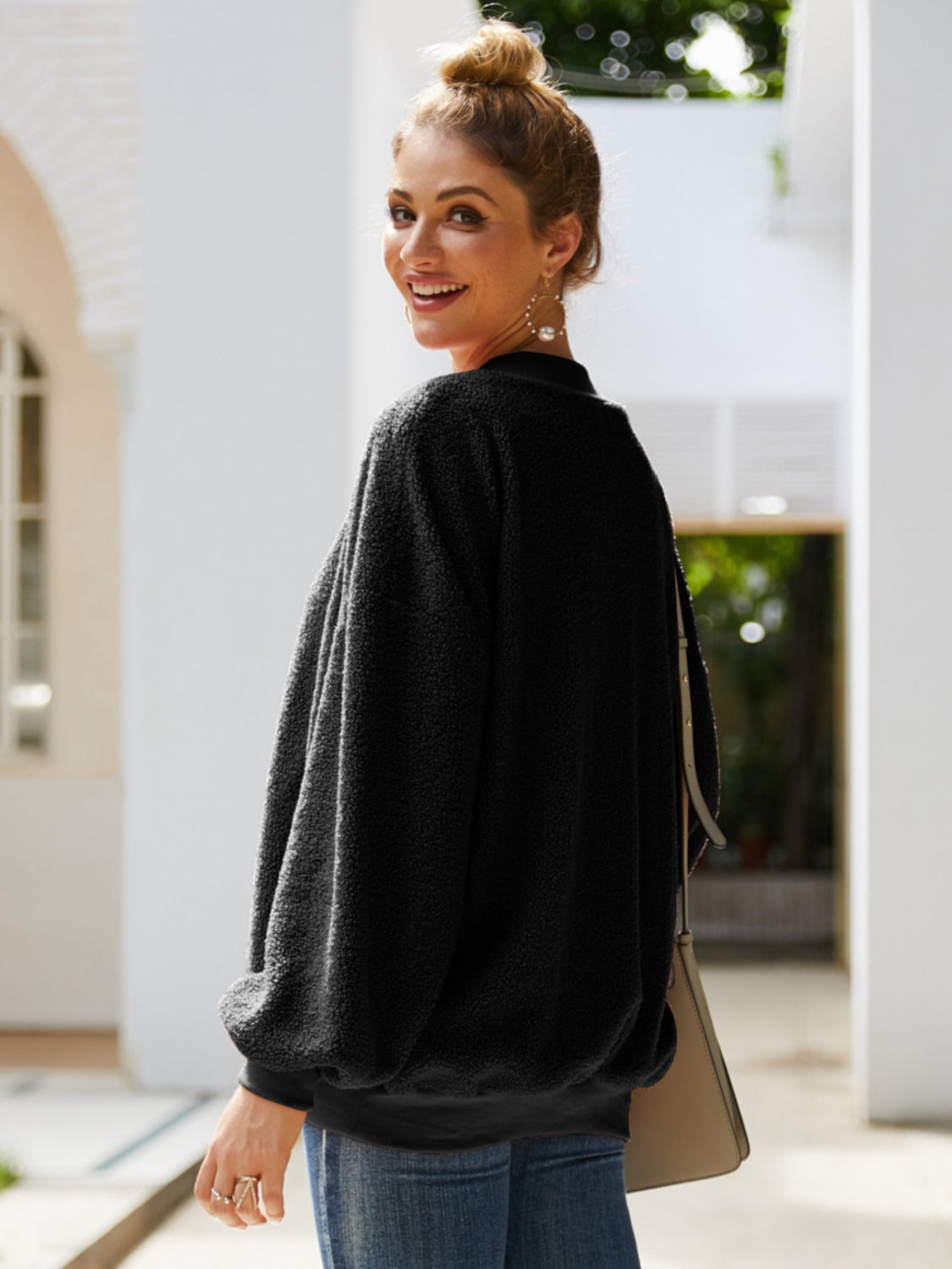 Sudadera con cuello alto y hombros caídos de Ivy Lane
